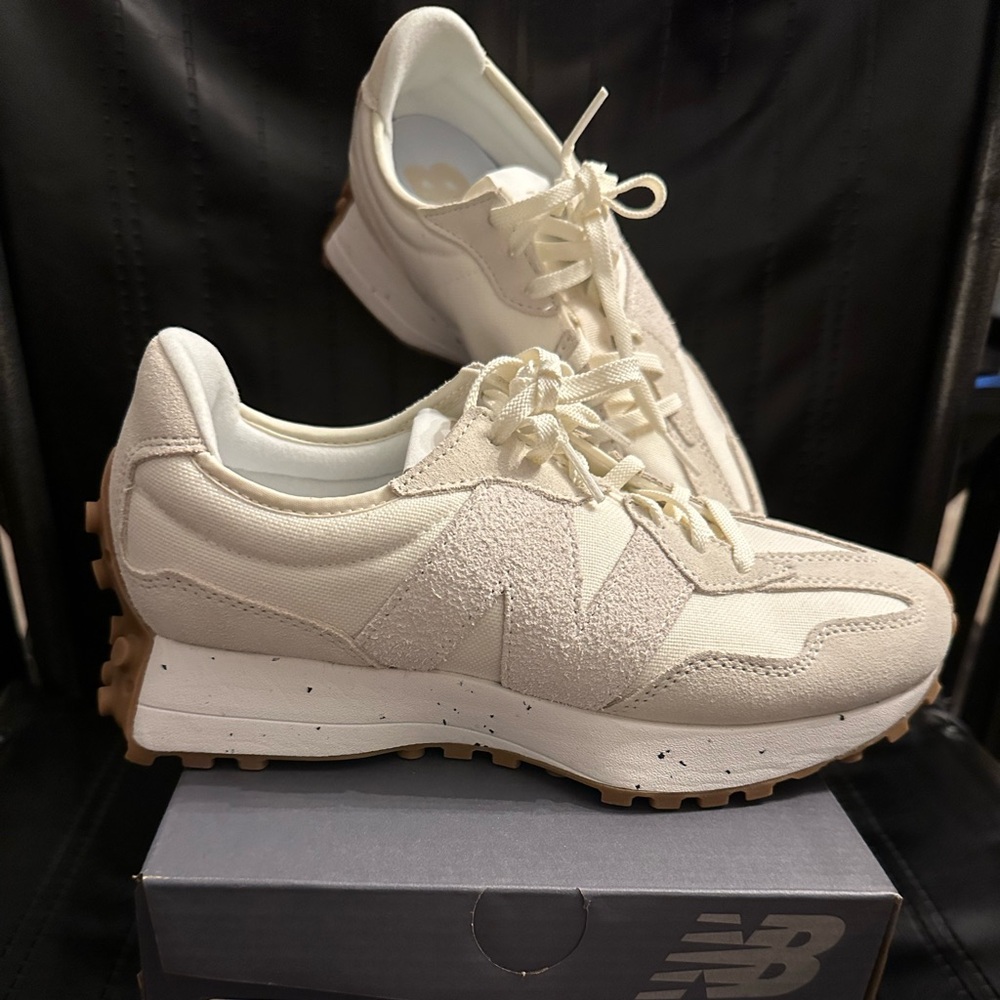 NEW BALANCE 327 SNEAKERS | NEW IN BOX | BEIGE |SIZE 9